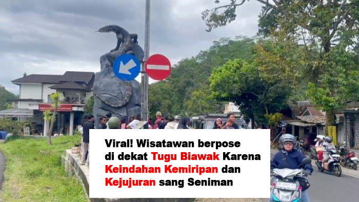 Wisatawan berpose di dekat Tugu Biawak