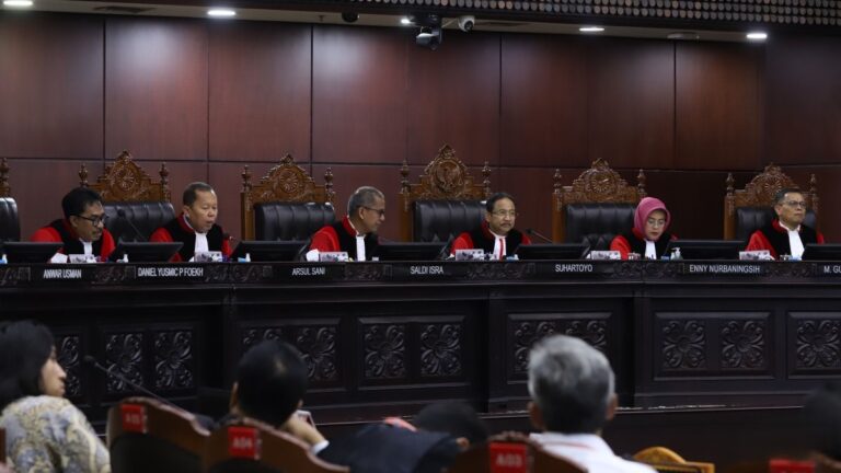 MK Perintahkan Pemerintah Buat Kajian Usia Pensiun Guru 65 Tahun