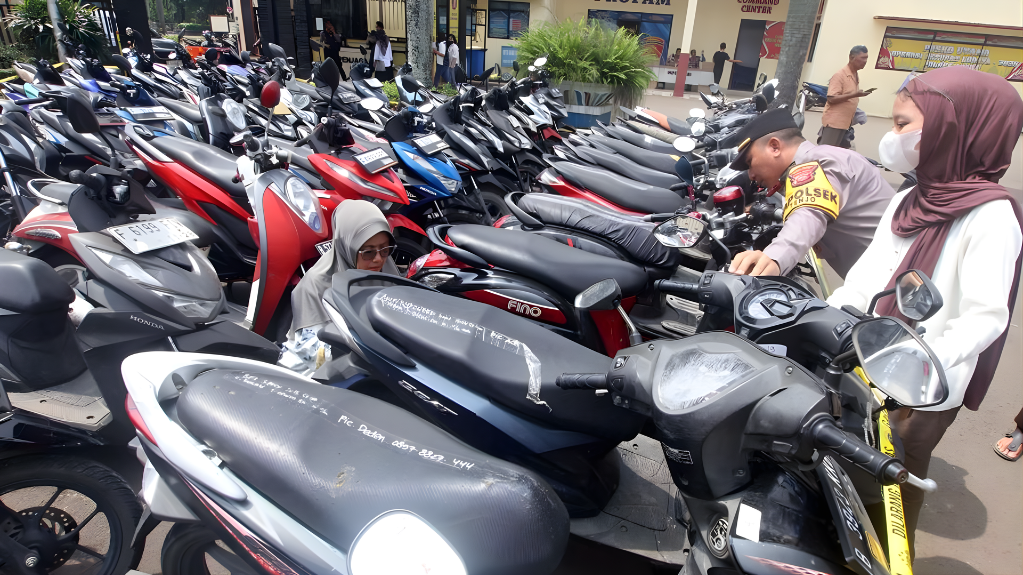 DPR Minta OJK Hapus Aturan yang Membolehkan Debt Collector Pihak Ketiga