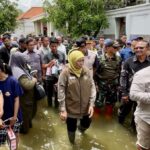 Khofifah Instruksikan Normalisasi Kanal Sungai untuk Atasi Banjir Lamongan