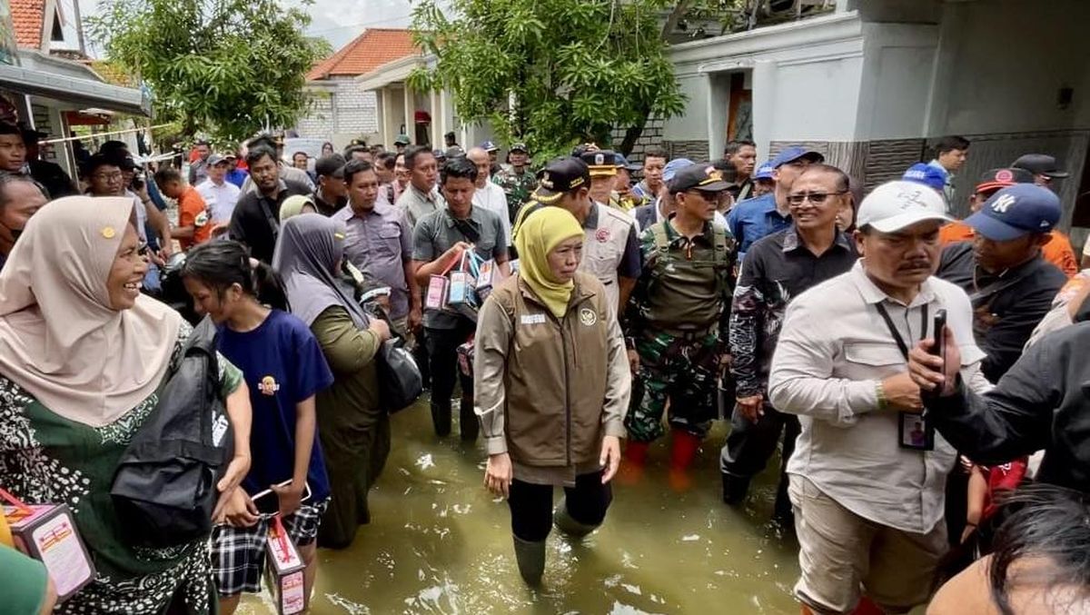 Khofifah Instruksikan Normalisasi Kanal Sungai untuk Atasi Banjir Lamongan